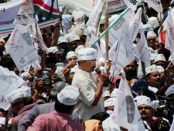 Arvind Kejariwal addressing to supporters at a roadshow