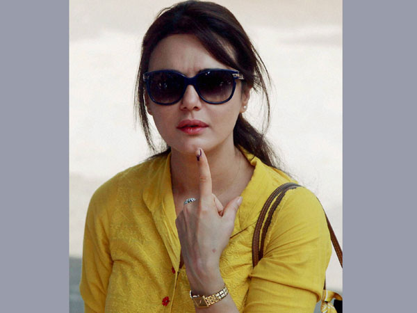 Preeti Zinta shows her inked finger 