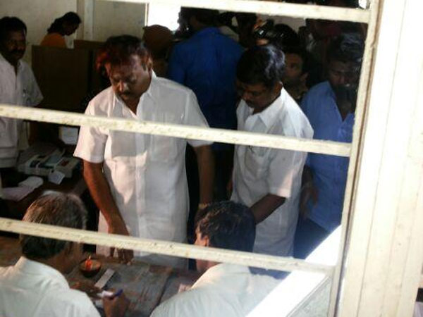Captain Vijaykanth casts vote 