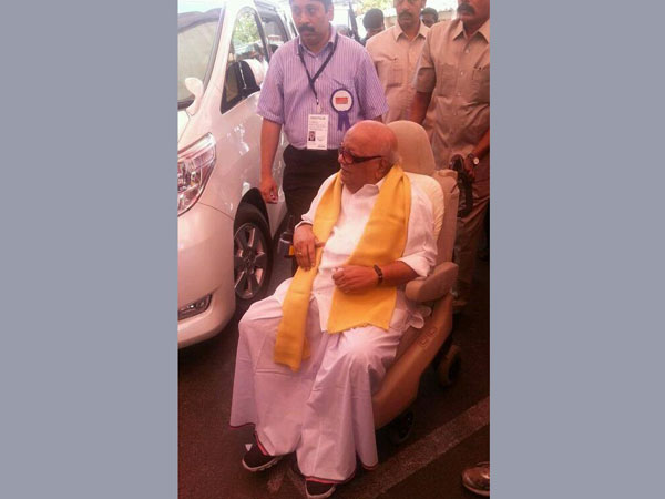 Karunanidhi cast their votes in Gopalapuram