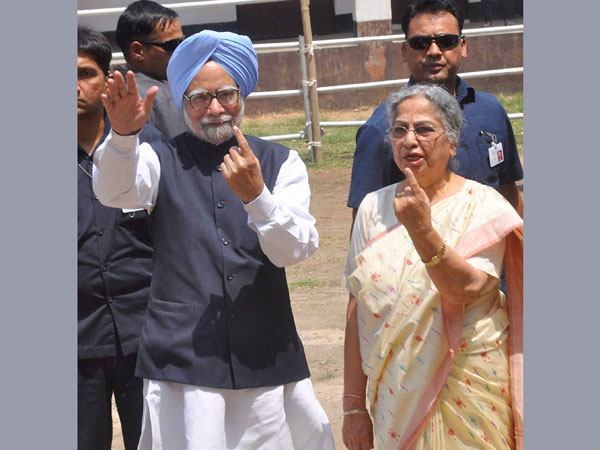 Manmohan Singh and his wife Gursharan Kaur showing the ink mark