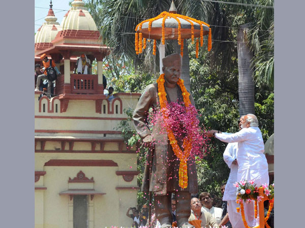 Narendra Modi offers floral tributes to Pt. Madan Mohan Malviya