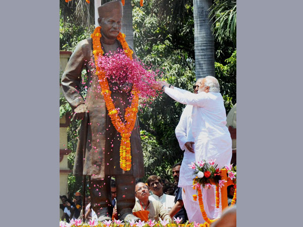 Narendra Modi paying floral tributes to Pt. Madan Mohan Malviya