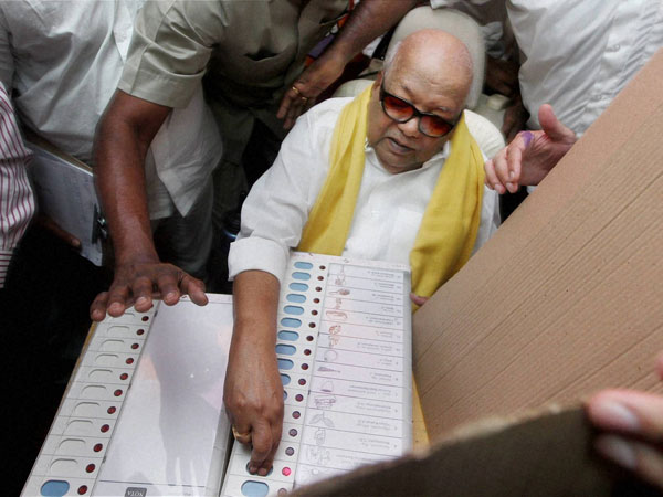 M Karunanidhi casting his vote