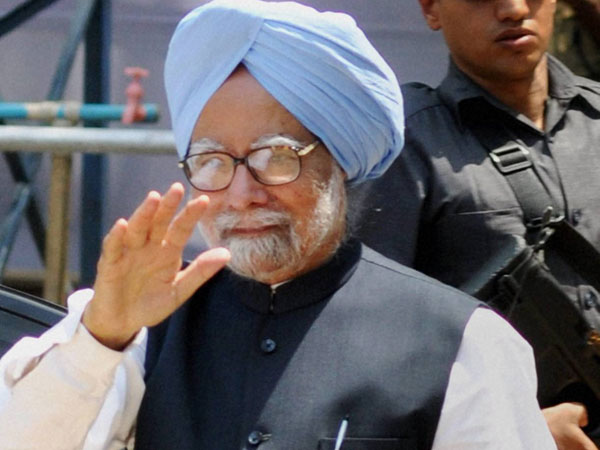 Manmohan Singh arrives to cast his vote