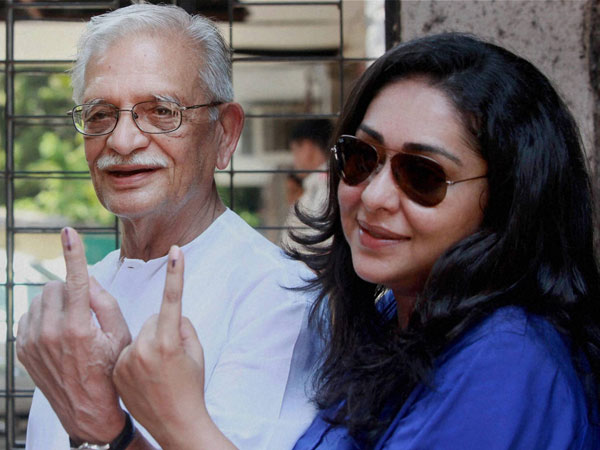 Poet Gulzar and his daughter display their inked fingers 
