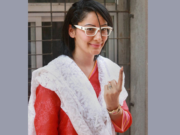 Bollywood actor Sanjay Dutt's wife Manyata shows her inked finger