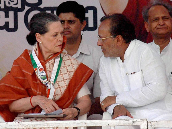 Sonia Gandhi with party leader Arjun Modhwadia