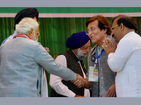Narendra Modi with party candidate Vinod Khanna