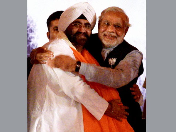Narendra Modi welcomes Prime Minister Manmohan Singh's brother Daljeet Singh