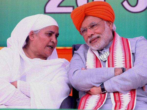 Narendra Modi with Bibi Jagir Kaur at an election rally