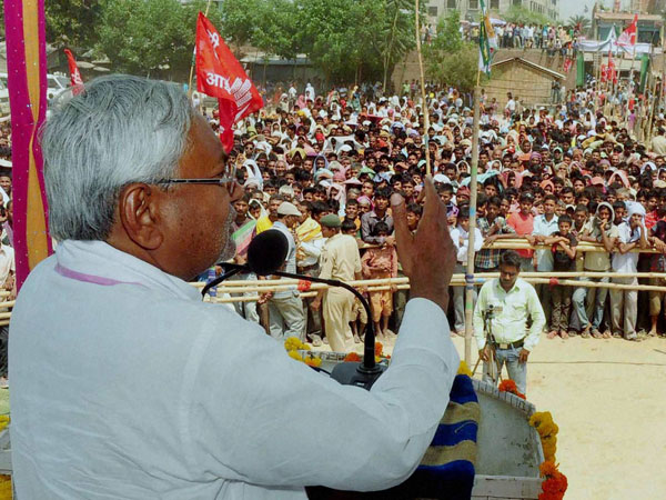 Nitish Kumar addressing an election campaign rally