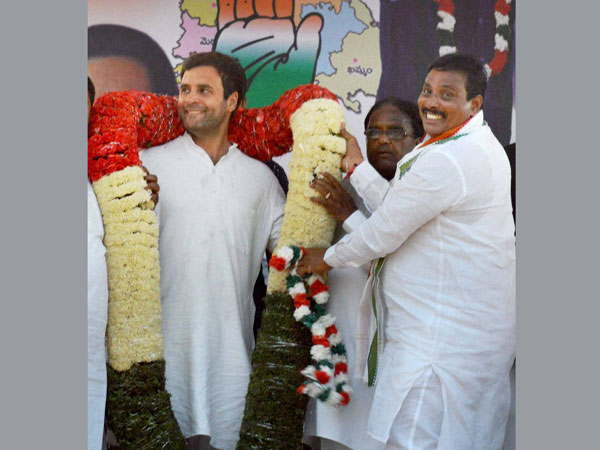 Rahul Gandhi being felicitated by party candidate from Secundrabad