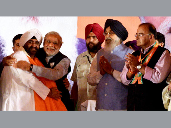 Narendra Modi hugs Prime Minister Manmohan Singh's brother Daljeet Singh