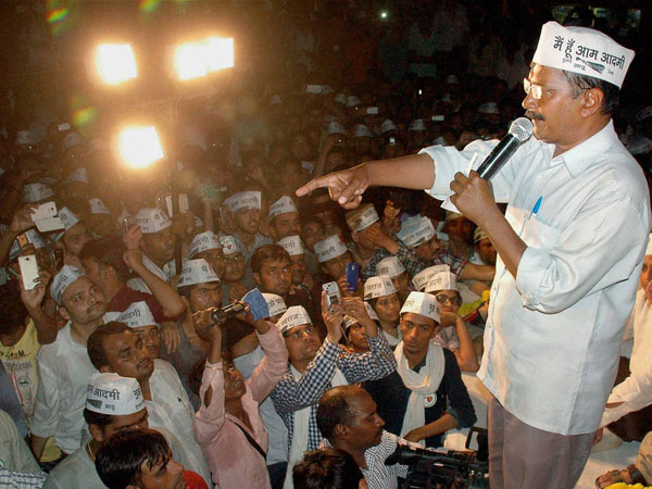 Arvind Kejriwal addresses a nukkad Sabha in Varanasi