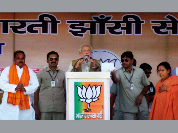 Narendra Modi with party candidate from Jhansi constituency