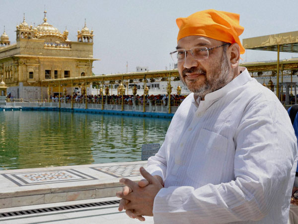 Amit Shah paying obeisance at the Golden Temple 