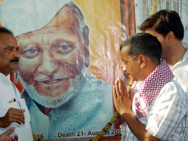 Arvind Kejriwal paying tribute
