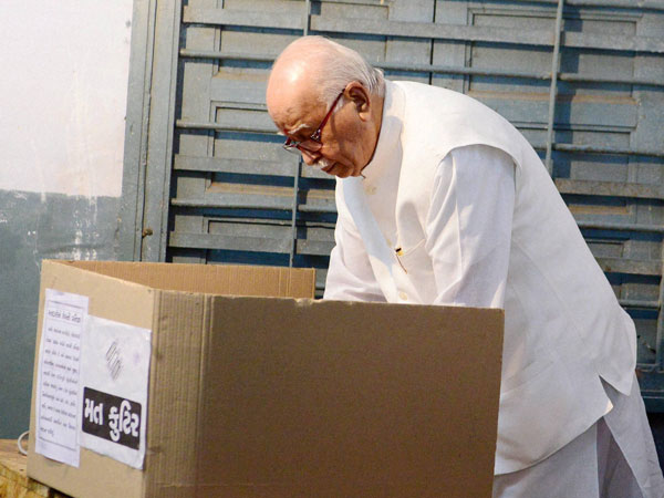 BJP senior leader LK Advani casting his vote