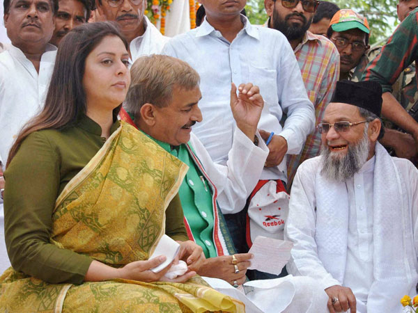 Nagma along with local Congress leaders from Allahabad
