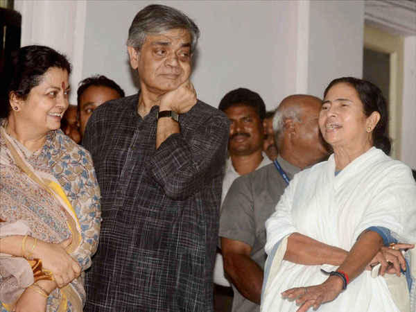 Mamata Banerjee with Ray's son and daughter-in-law