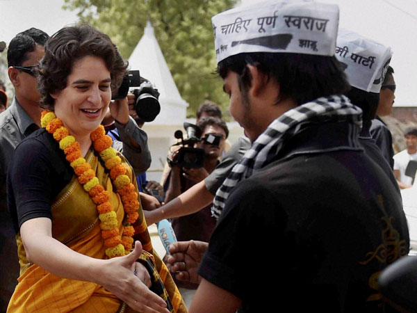 Priyanka Vadra shaking hands with AAP workers 