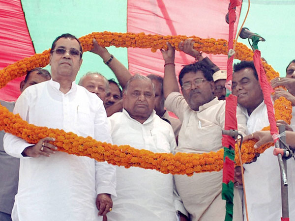 Mulayam Singh Yadav being garlanded during an election campaign