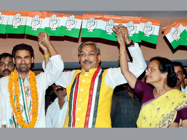 Congress leader Pramod Tiwari with party candidates Rita Bahuguna Joshi