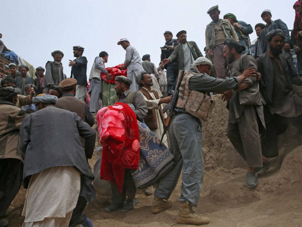 People struggle for donations in Afghanistan People struggle for donations in Afghanistan