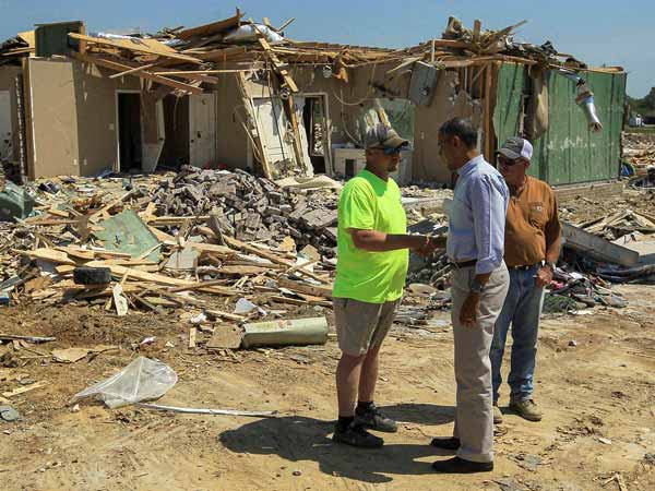 Obama visits tornado hits areas 