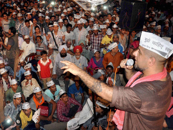 Singer Vikas addressing AAP supporters