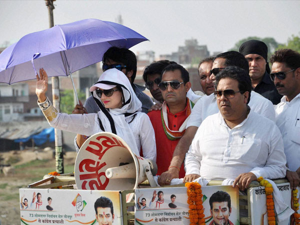 Amisha Patel and Congress leader Rajeev Shukla during road show