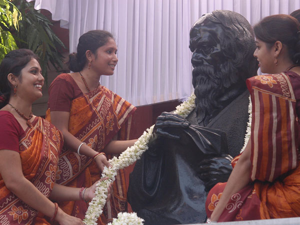 Students pay tribute to Rabindranath Tagore