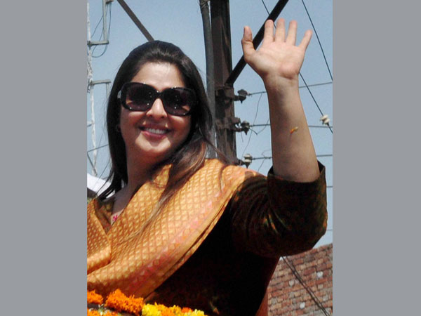 Nagma waves during party Vice President Rahul Gandhi's election road