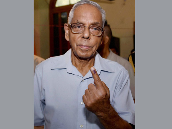West Bengal Governor M K Narayanan showing his ink-marked finger
