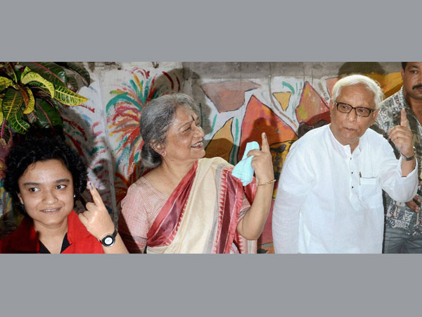 CPI-M leader Buddhadeb Bhattacharya shows his inked finger