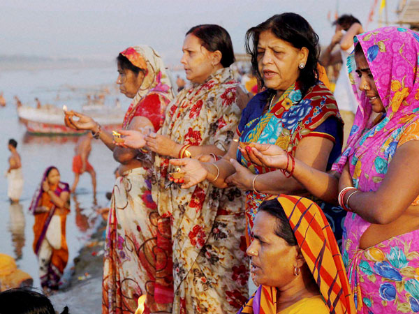Women offering prayers at Sangam on the occasion