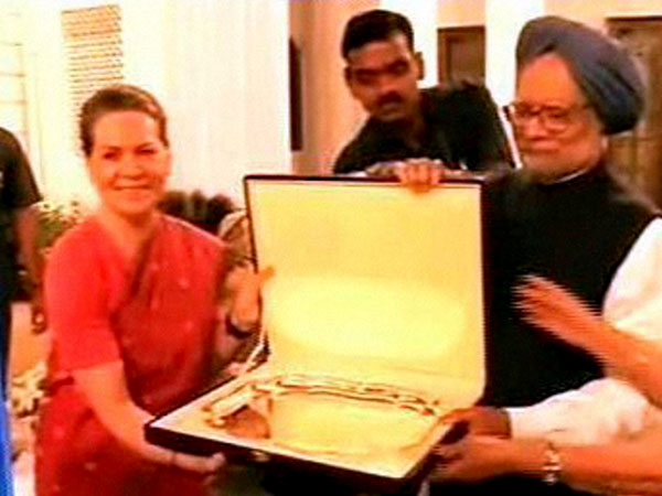 Sonia Gandhi presents a memento to Prime Minister Manmohan Singh Sonia Gandhi presents a memento to Prime Minister Manmohan Singh