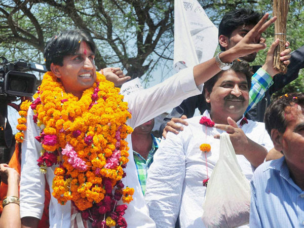 Kumar Vishwas loses from Amethi