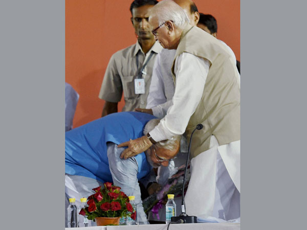 Advani warms up to Modi at BJP meeting Advani warms up to Modi at BJP meeting
