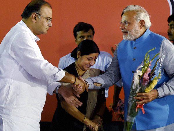 Advani warms up to Modi at BJP meet Advani warms up to Modi at BJP meet