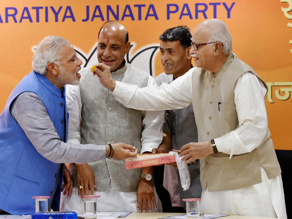 Advani warms up to Modi at BJP meet Advani warms up to Modi at BJP meet