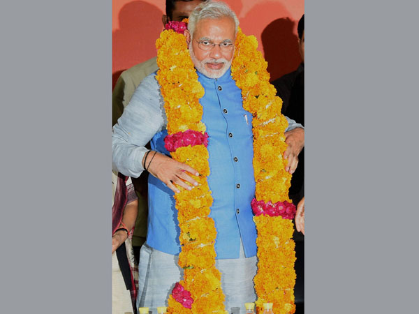 Modi congratulated by BJP leaders for LS poll victory Modi congratulated by BJP leaders for LS poll victory
