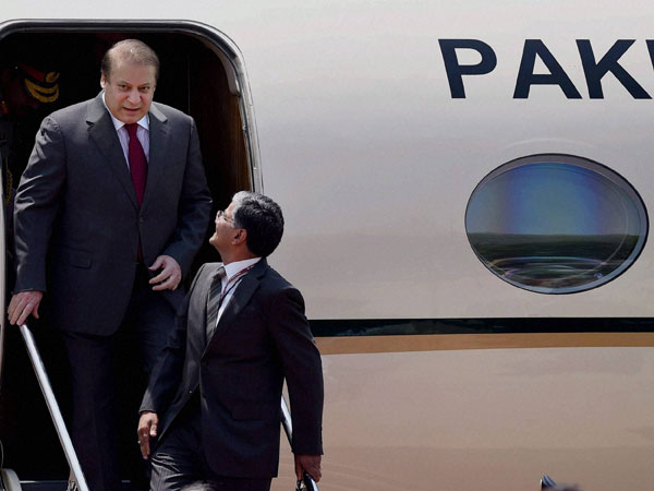 Pakistan's Prime Minister Nawaz Sharif is received on his arrival