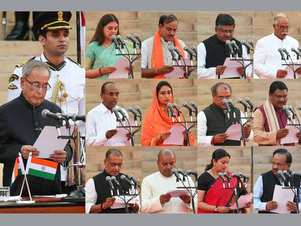 President Pranab Mukherjee administers oath to Cabinet Ministers