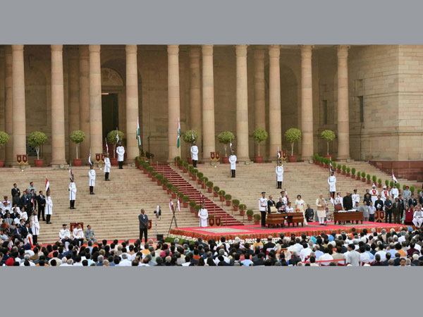 President Pranab Mukherjee administers oath to Narendra Modi 