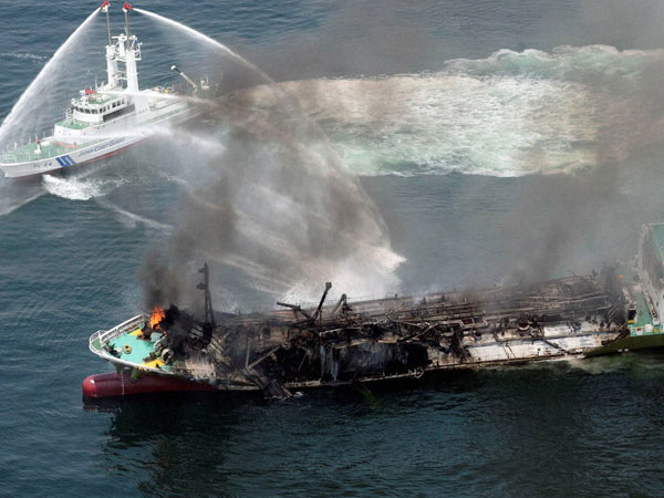 Japanese oil tanker explodes 