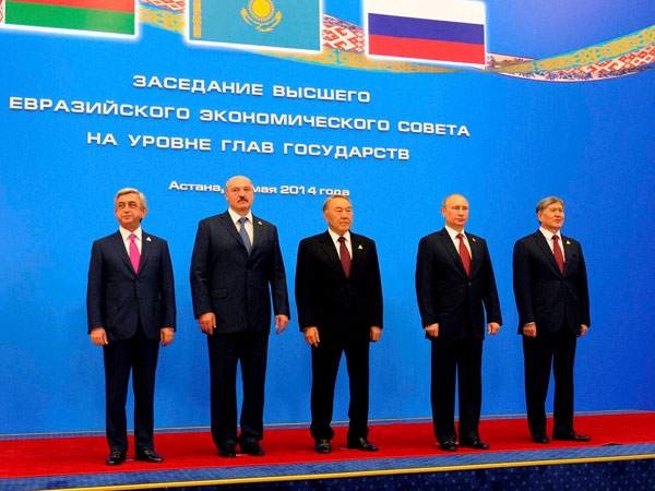 Leaders pose for photo op 