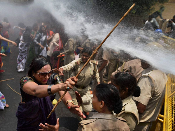 Water cannon is being used to disperse BJP Mahila Morcha