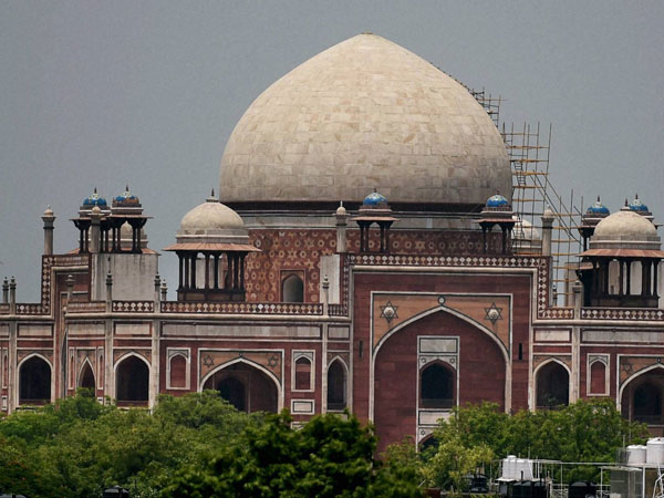 Scaffolds fixed for the restoration work